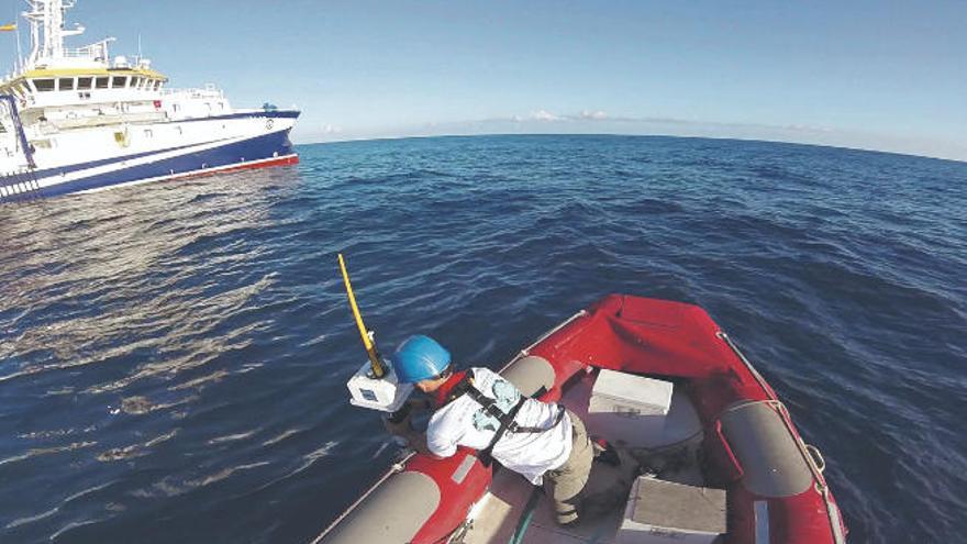 Un investigador del Instituto Español de Oceanografía (IEO) lanza una boya del Programa Internacional Argo al sur del archipiélago canario.