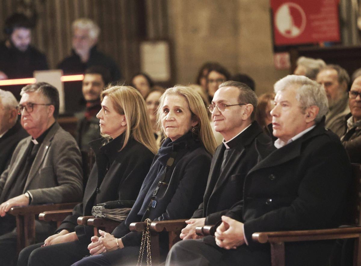 Doña Sofía y las infantas Elena y Cristina, acompañadas de Victoria Federica e Irene Urdangarin, en el Concierto de Semana Santa que se celebra en la Catedral de Mallorca