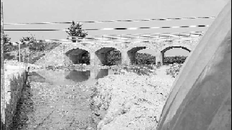 Salida de agua de la rambla de la Escribana, por un único colector subterráneo, hacia los seis ojos del puente de la CV-95