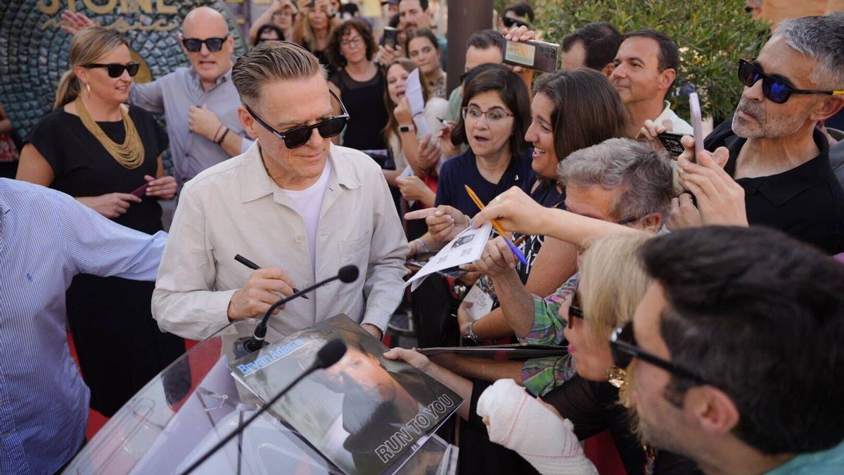 Vídeo | El compositor canadiense Bryan Adams inaugura su estrella en Mérida