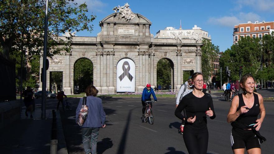 Deportistas frente a la puerta de Alcalá.