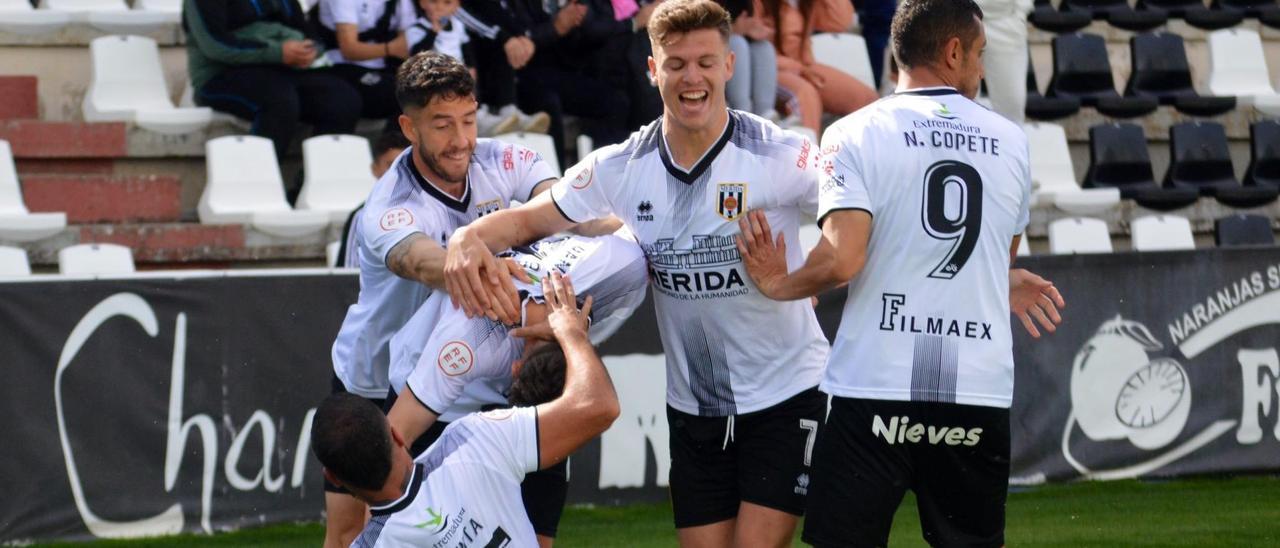 Los jugadores del Mérida celebran el primer gol de Dani Lorenzo al Fuenlabrada.