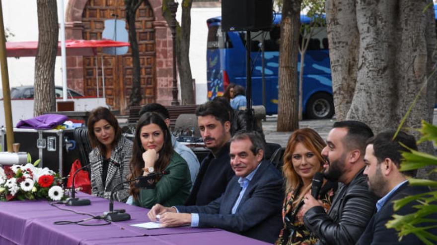 La presentación del acto, ayer en la plaza del Adelantado.