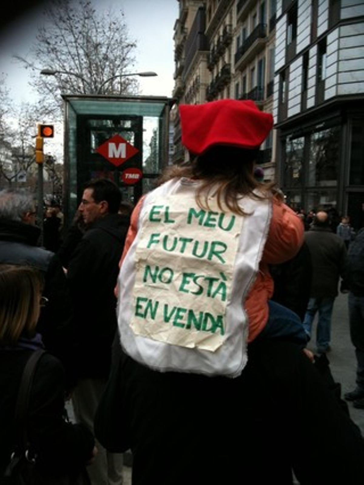 Una nena amb barretina i el lema El meu futur no està en venda. FOTO: JUAN ANTONIO HIDALGO