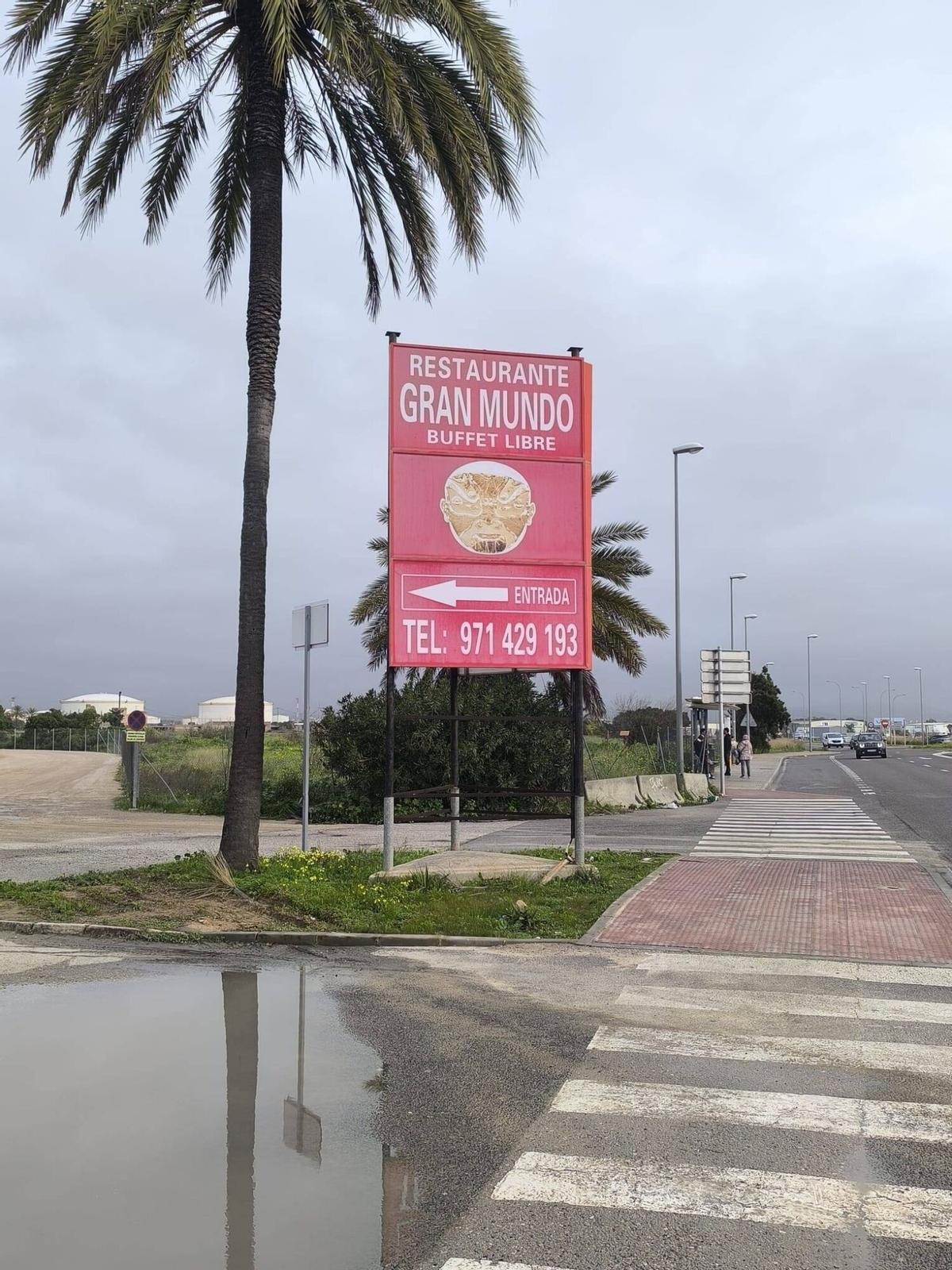 Cartel del antiguo restaurante en la entrada del recinto