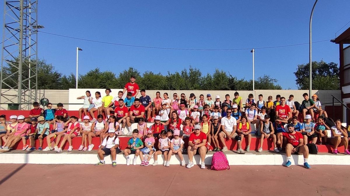Niños participantes en la escuela multideportiva de Villa del Río.