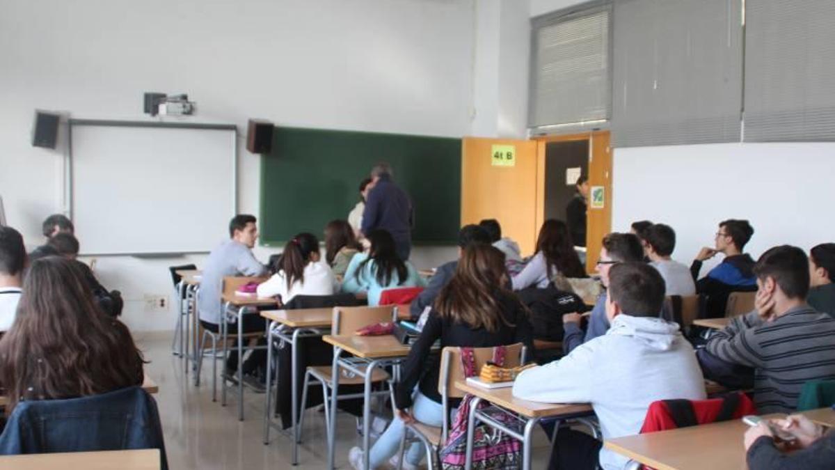 Alumnos de Baleares en clase de matemáticas.