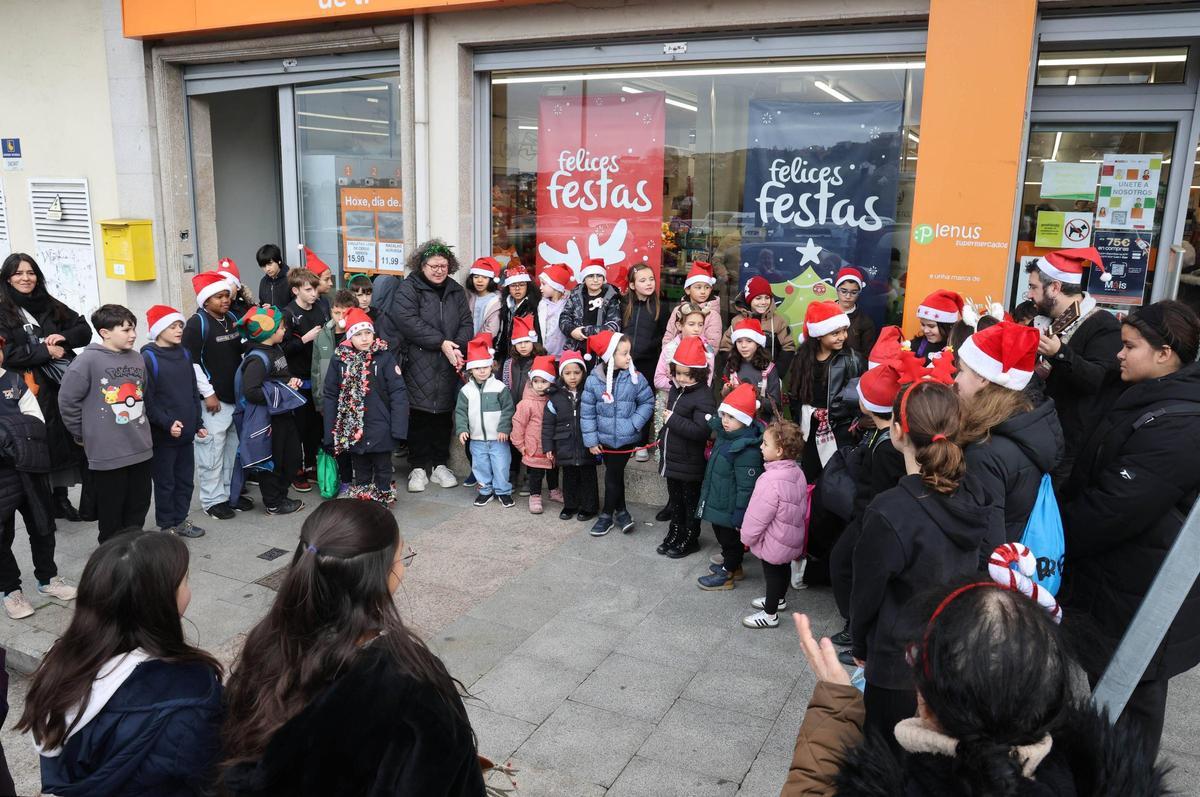 Los niños del colegio O Sello, en Cabral, recorren las calles para pedir el aguinaldo Los niños del colegio O Sello, en Cabral, recorren las calles para pedir el aguinaldo