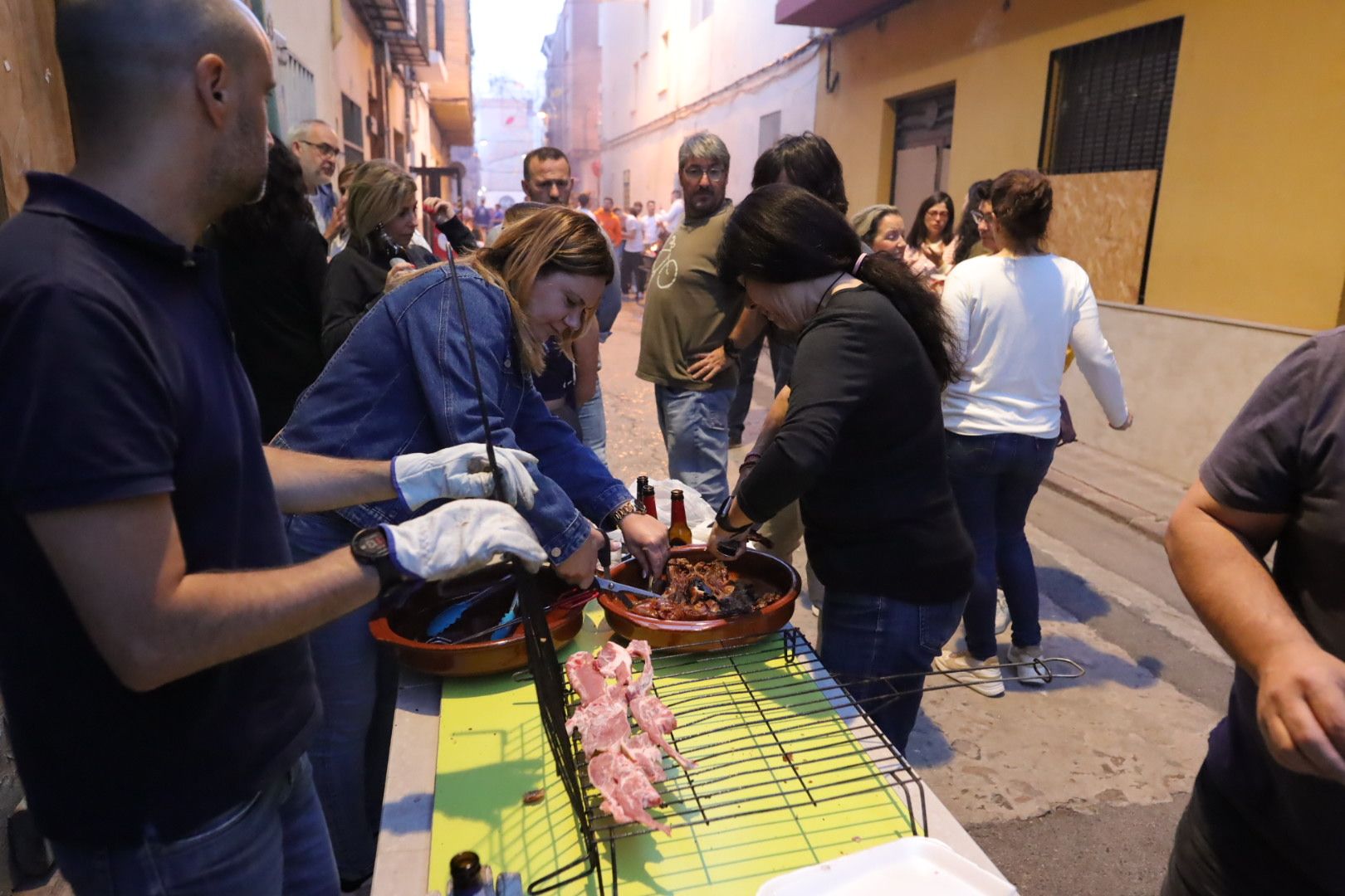 FOTOGALERÍA I Las imágenes de la Nit de la Xulla y del encuentro de elaboración de allioli de las fiestas de Vila-real