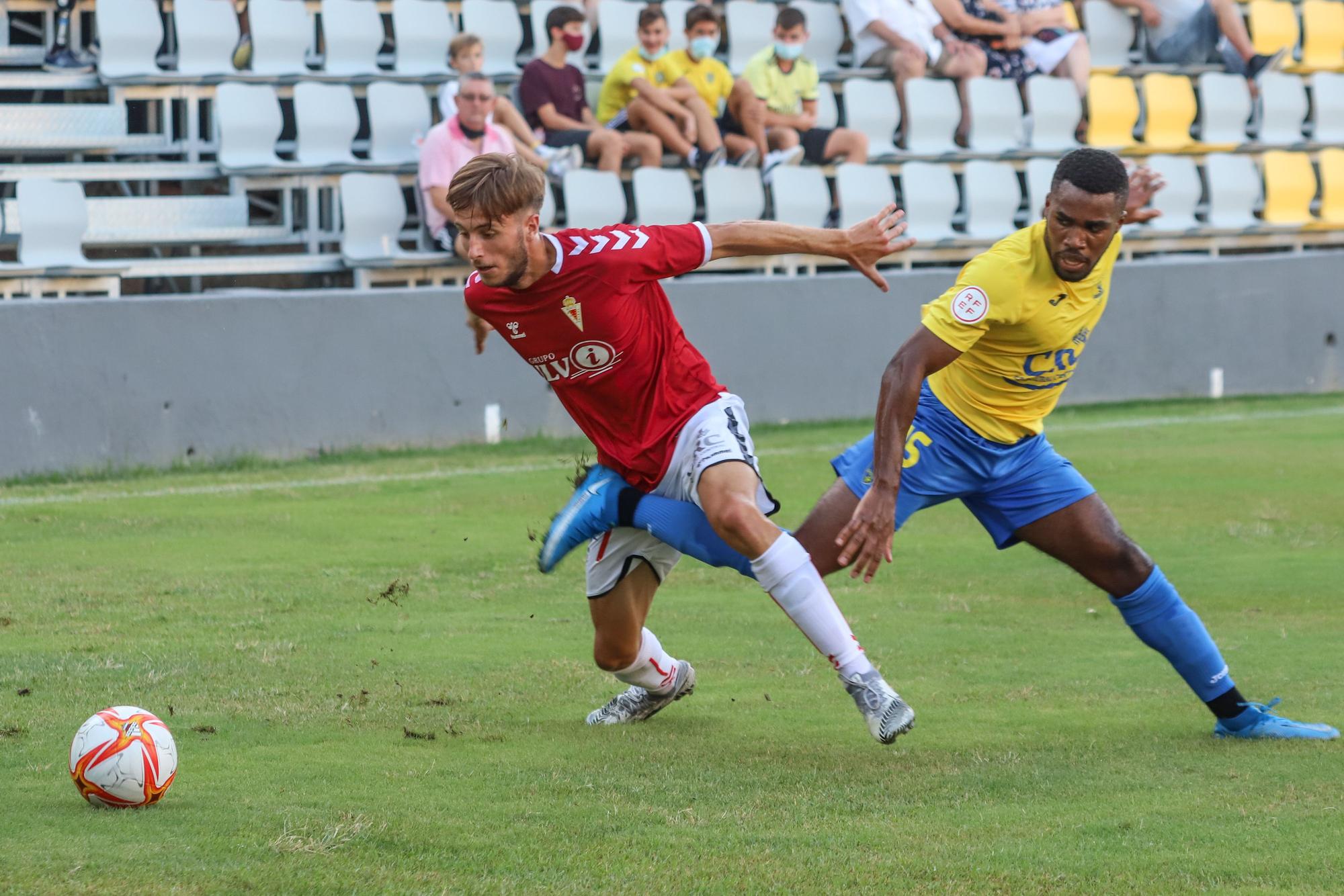 El Orihuela presenta a sus jugadores ante su afición