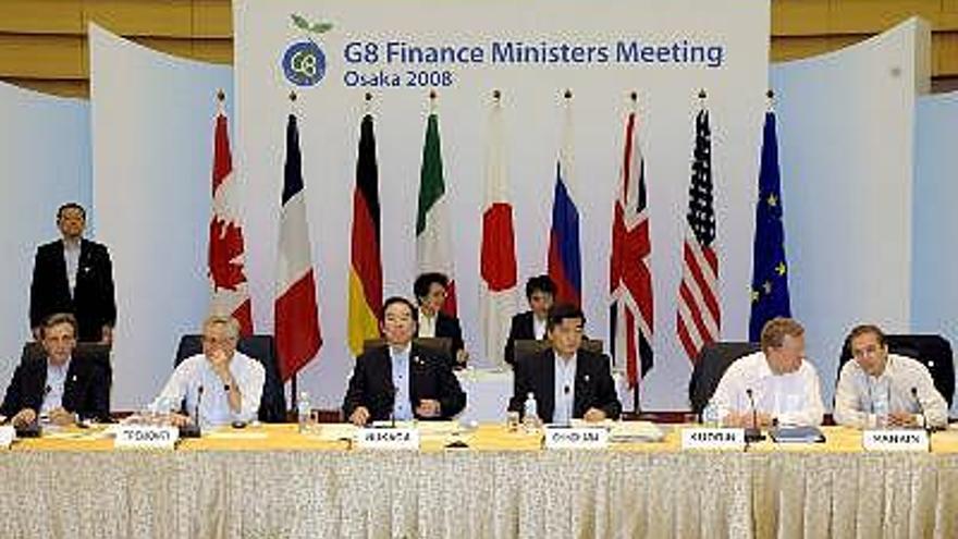 El ministro de Finanzas de Japón, Fukushiro Nukaga (4i), procede a iniciar, la reunión de los ministros de Finanzas del Grupo de los 8 en el Centro Internacional de Convenciones de Osaka (Japón). A su lado se encuentran, de izquierda a derecha, el director del Tesoro de Italia, Vittorio Grilli; el ministro de Economía y Finanzas de Italia, Giulio Tremonti; el viceministro japonés de Finanzas Internacionales, Naoyuki Shinohara; el ministro de Finanzas de Rusia, Aleksey Kudrin, y el viceministro de Finanzas del mismo país, Dmitry Pankin.