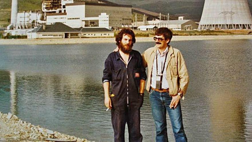 El autor, a la izquierda, ante la central térmica de Sabón.