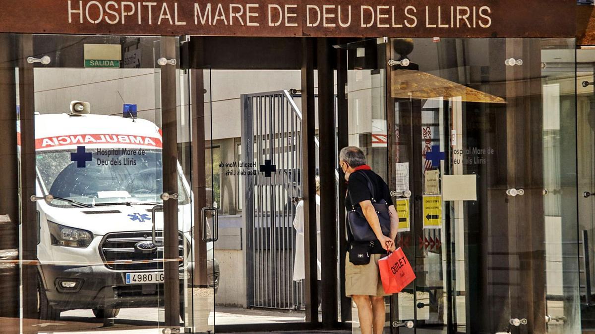 Entrada principal al Hospital Virgen de los Lirios de Alcoy. | JUANI RUZ