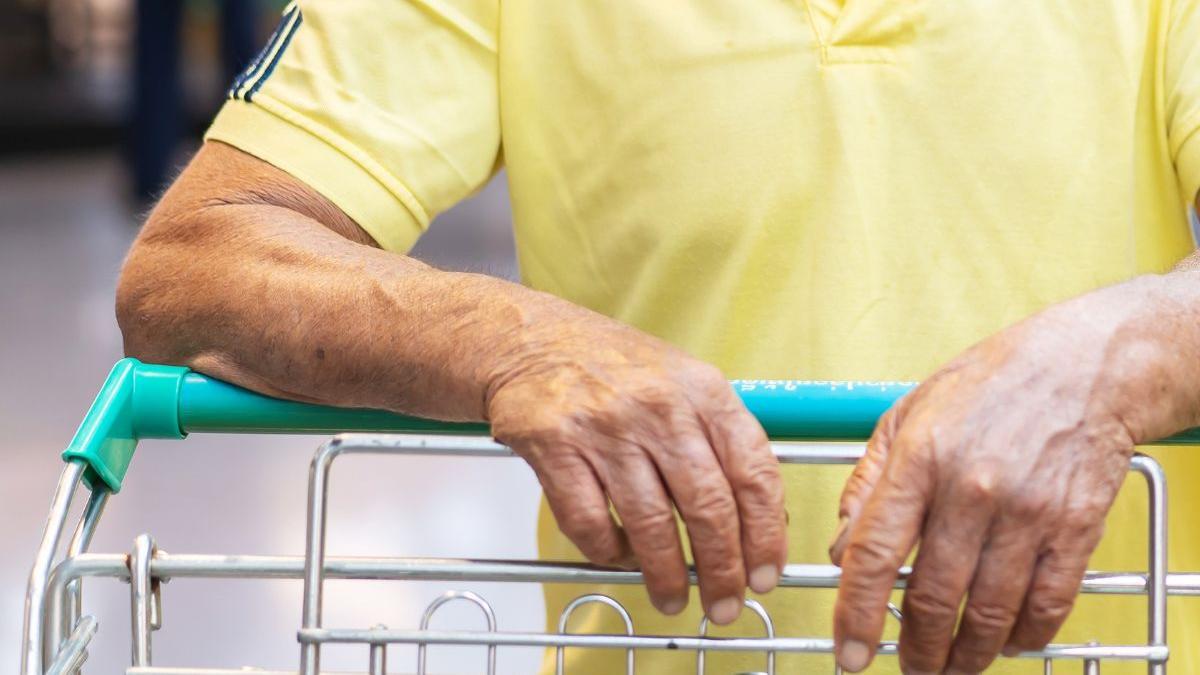 Este supermercado español ya usa la 'caja lenta' para dar conversación a los mayores