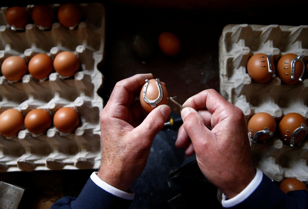 Un artesano decora un huevo por Pascua en Kresevo, Bosnia.