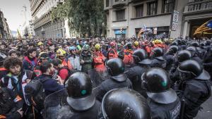 Manifestantes delante de los Mossos dEsquadra en la Via Laietana durante las protestas por la reunión del consejo de ministros en la Llotja de Mar en 2018