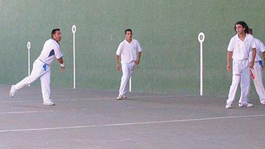 Uno de los pelotaris del XI Trofeo de Pelota Mano realiza un golpe desde la parte central del frontón.