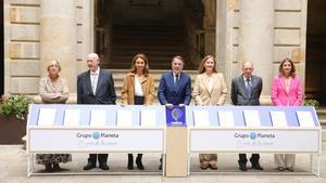 El jurado del Premio Planeta 2024, con el presidente del Grupo Planeta, José Crehueras, en el centro, ante las obras finalistas.