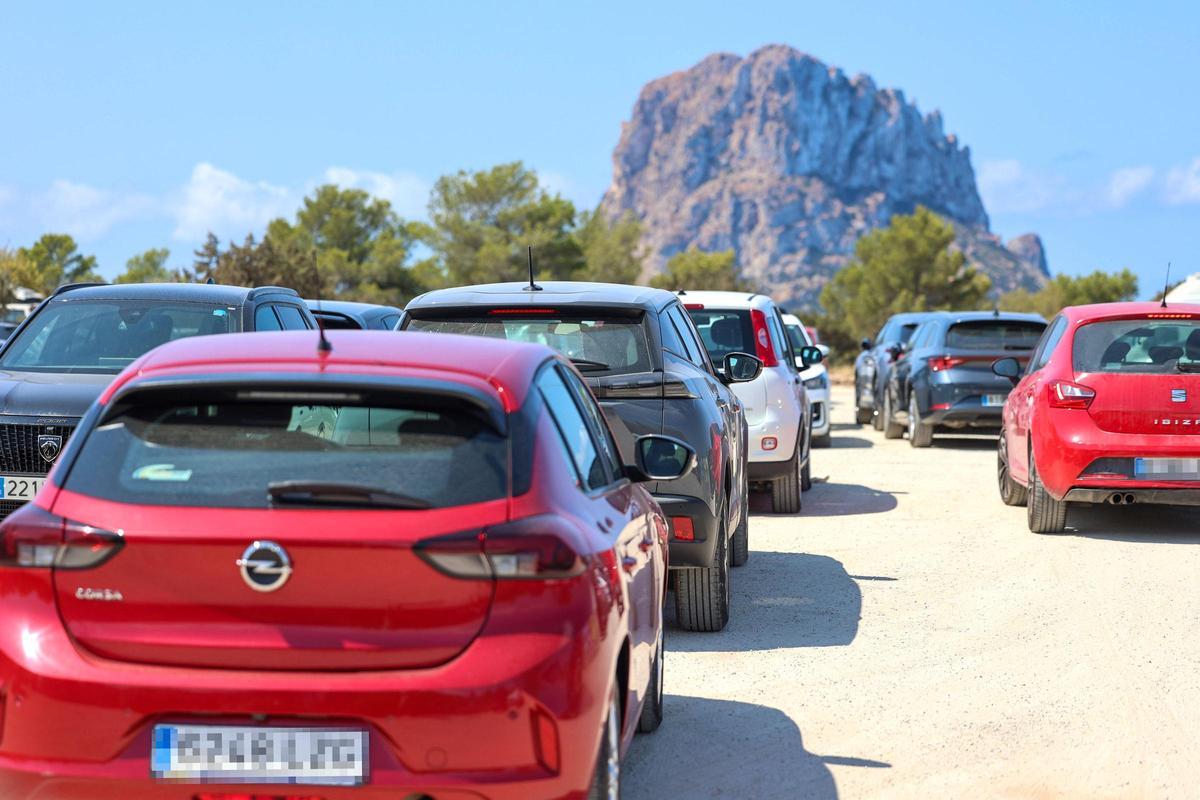 Descubre aquí todas las imágenes de la masificación en el aparcamiento de Cala d'Hort