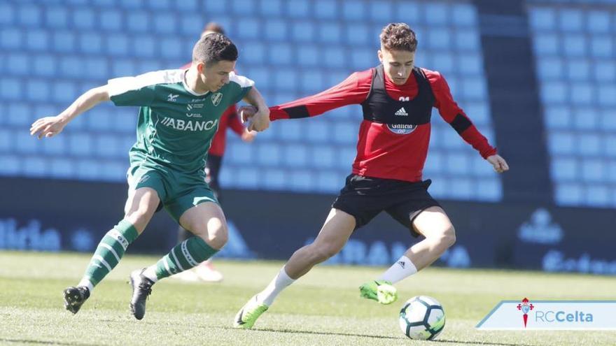 Emre Mor disputa un balón con un jugador del Coruxo.