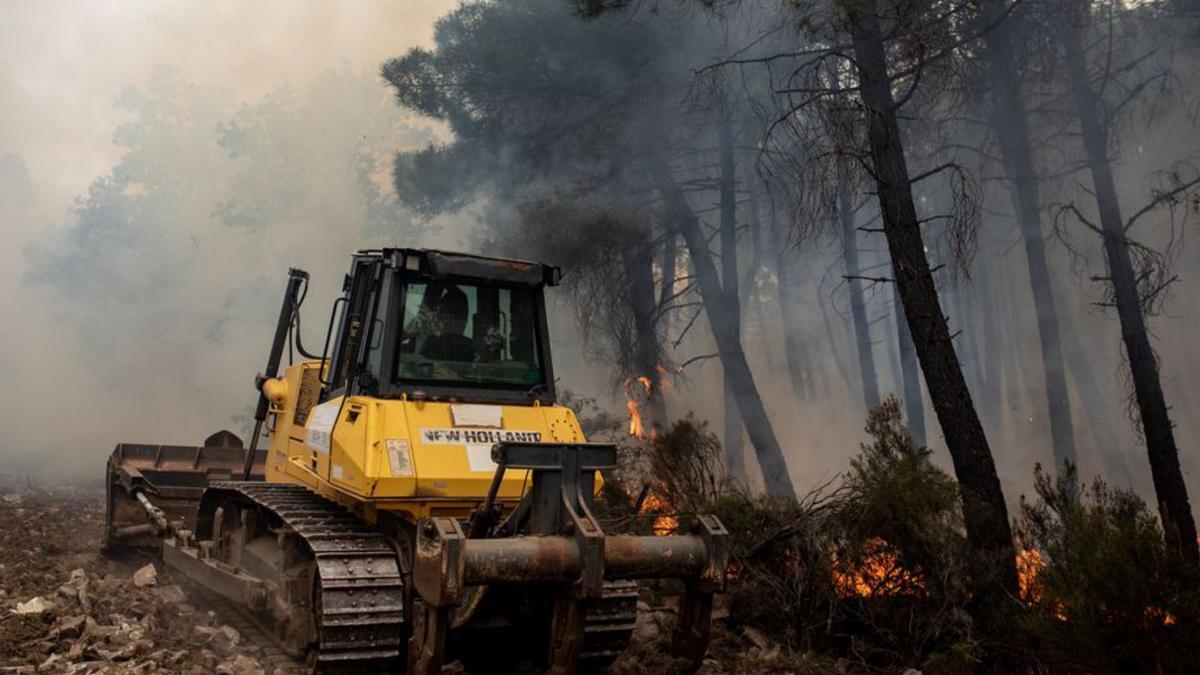 1- Un bulldozer perimetra el incendio para evitar su avance. 2-Miembros de una ELIF en un pinar quemado. 3- Efectivos de la Unidad Militar de Emergencias. 4- Un helicóptero descarga agua sobre el incendio. |