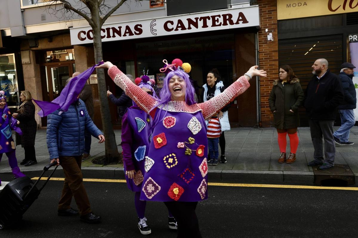 EN IMÁGENES: La Hermandad de festejos de El Lloreu cierra por todo lo alto el Antroxu en la zona oeste de Gijón en su regreso tras más de una década