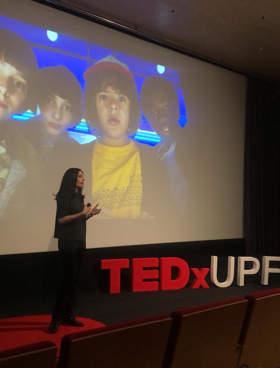 Elena Neira durante una charla TED