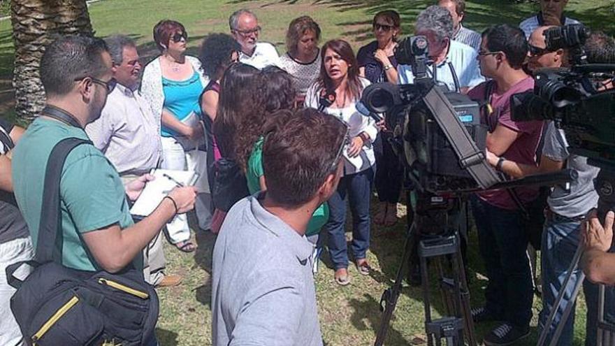 Hernández, (c.), atendiendo ayer a los medios en Jinámar. | la provincia / dlp