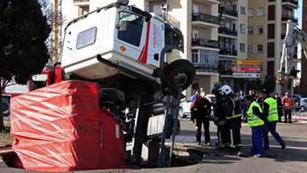Imagen del camión que se hundió en 2010 en la cabecera del puente Nuevo en Badajoz. La obra tardó 4 meses.