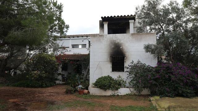 Parte de la estructura de la vivienda afectada por las llamas corre riesgo de colpaso.