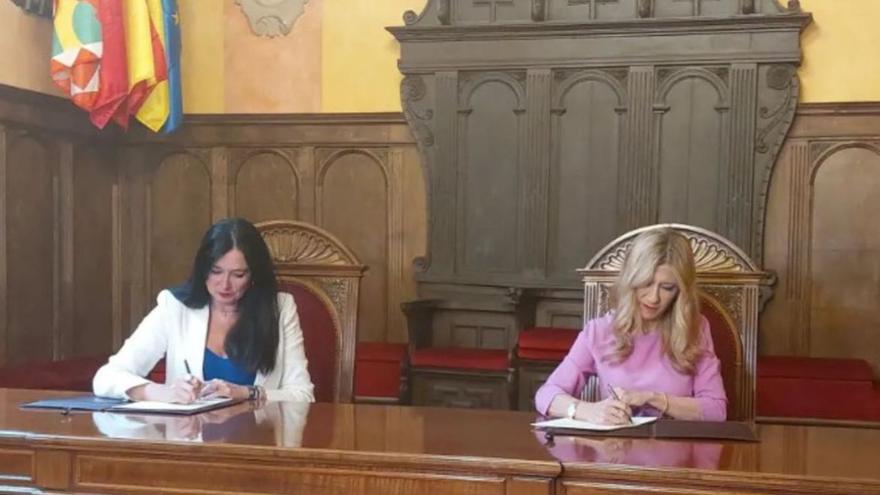 Mar Vaquero,  a la derecha, firma el acuerdo con la alcaldesa Lorena Orduna. | AYUNTAMIENTO DE HUESCA