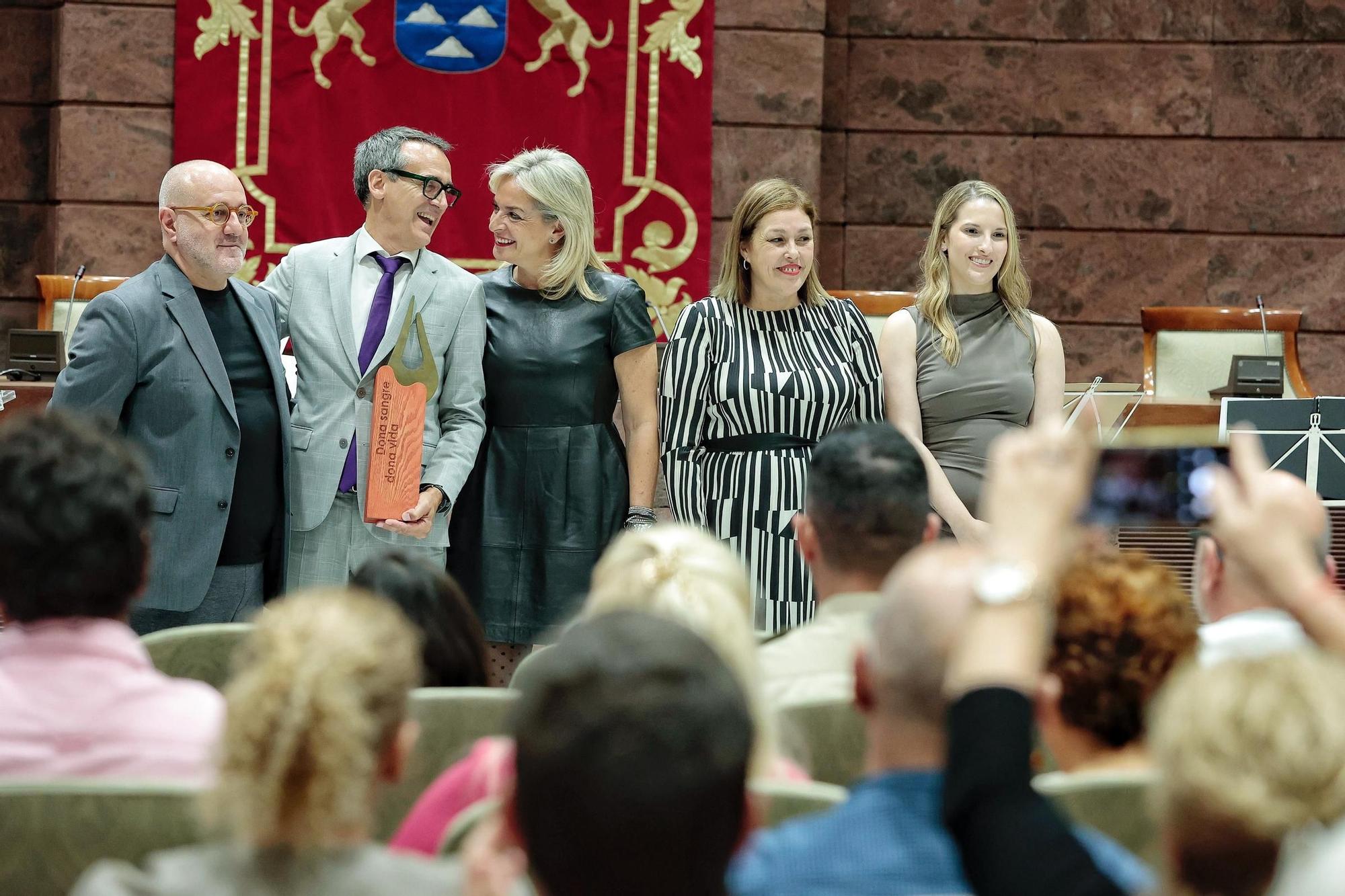 El Parlamento de Canarias rinde homenaje a los "grandes donantes" de sangre en el Archipiélago.