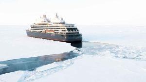 Le Commandant Charcot, el buque insignia de Ponant Explorations, atraviesa el hielo ártico a la búsqueda del Polo Norte.