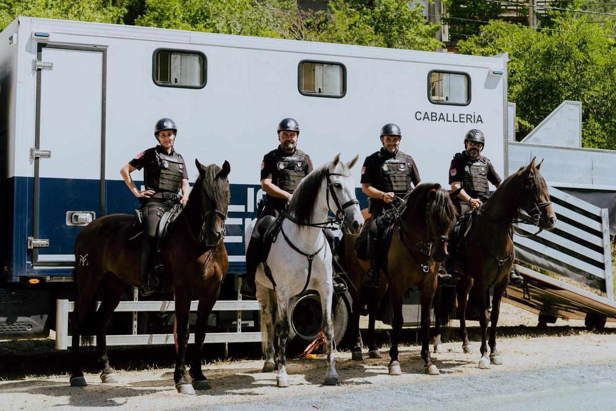 El grupo desplegado en Ourense estos días, junto al camión policial en el que transportan los caballos.