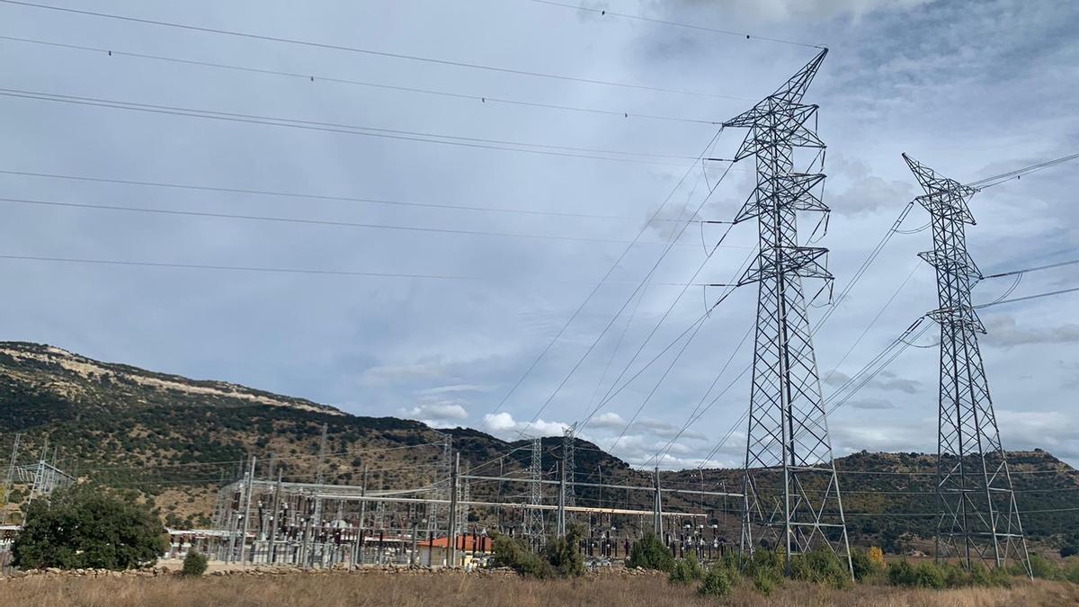 Esta línea de muy alta tensión parte de Teruel y llega a Morella.