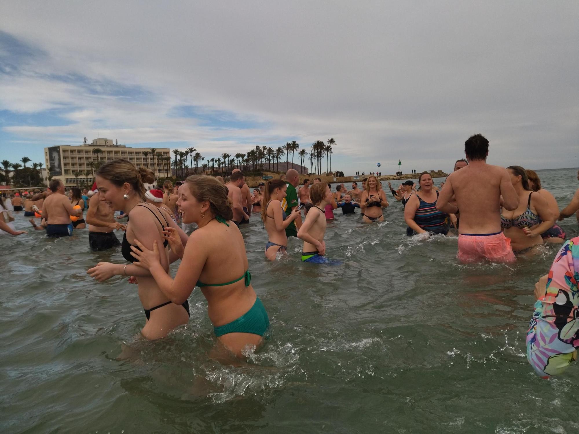 Una multitud se zambulle por la solidaridad en Xàbia