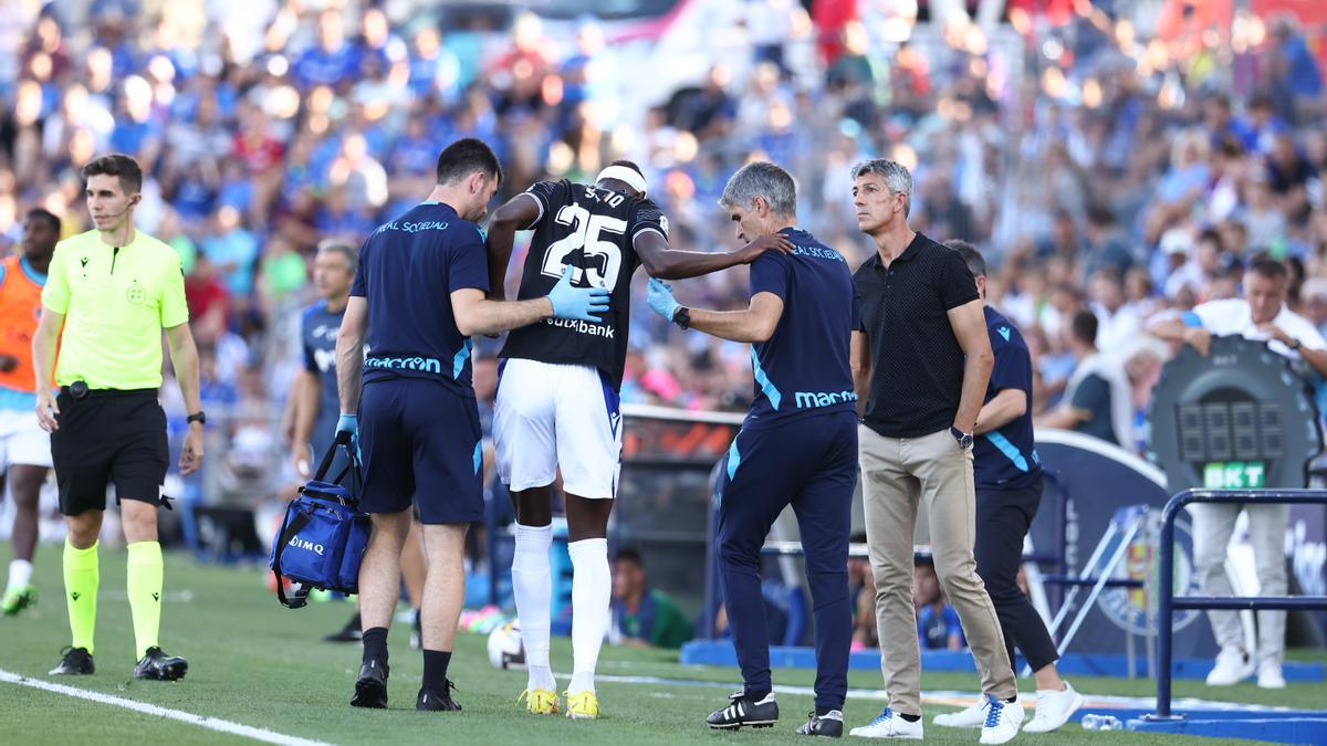 Umar Sadiq se retira lesionado del estadio del Getafe.