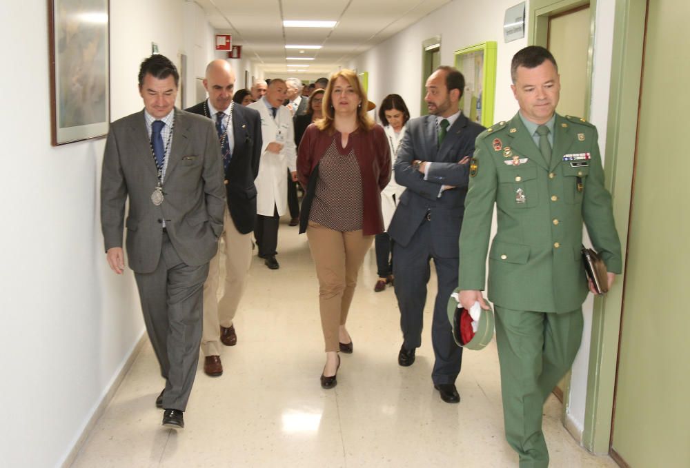 Visita de La Legión y la Cofradía de Mena a los niños del Hospital Materno.