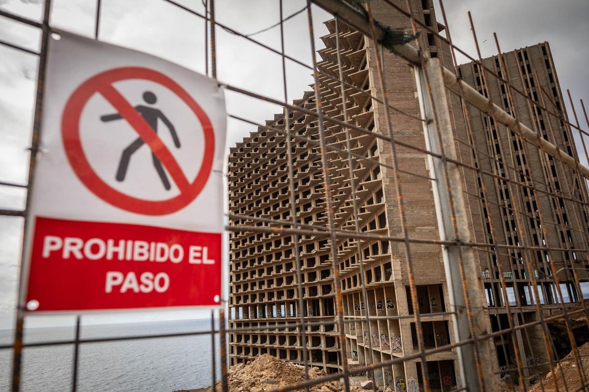 Junto a la señalización y vallas, también se han demolido los accesos.