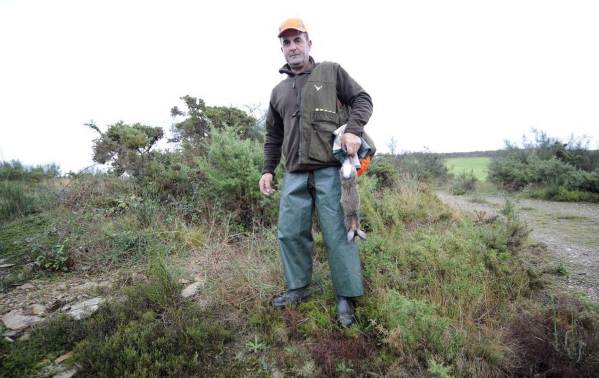 Un cazador agarra un conejo. |   // BERNABÉ/JAVIER LALÍN