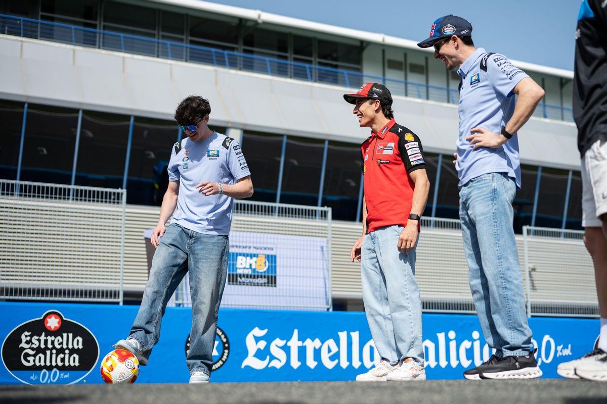 Fermín Aldeguer, con los hermanos Márquez