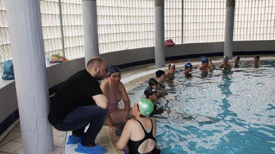 El concejal visita las clases en la piscina.