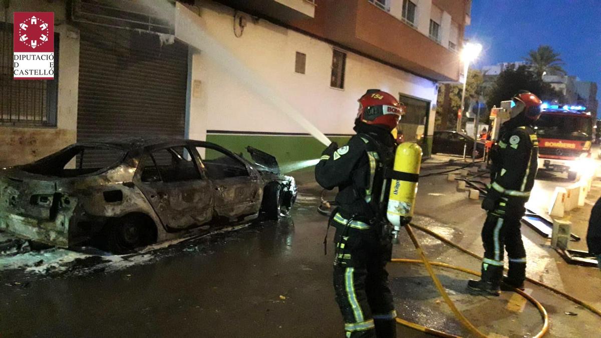 Los bomberos en plena extinción del incendio.