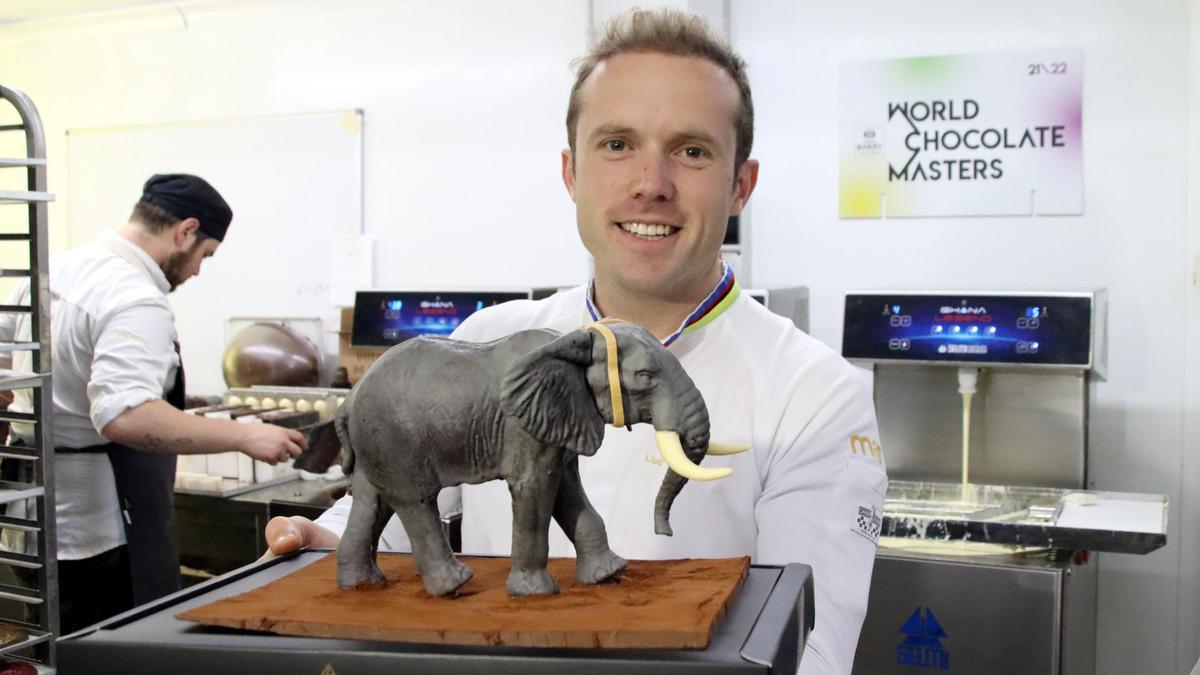 Lluc Crusellas va fer el 2023 una mona que replicava l’escultura de l’elefant que va presentar a París.