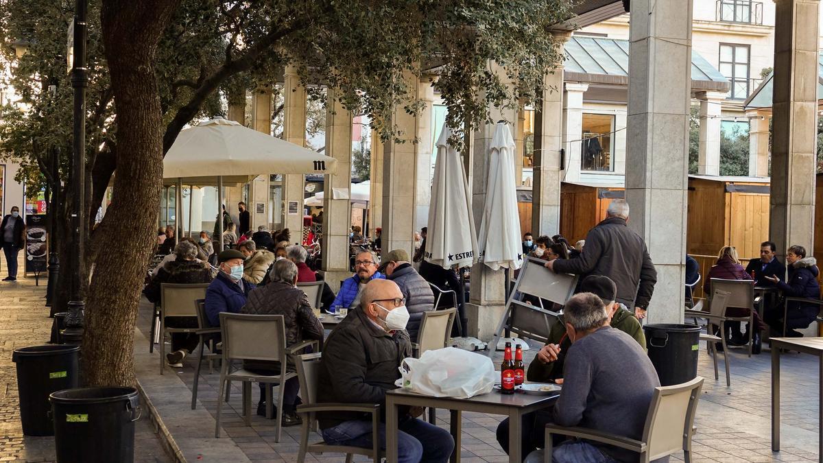 Imagen de archivo de las terrazas en la plaza Santa Clara de Castelló.