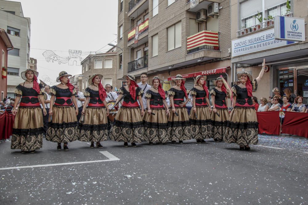 Más de 2.000 festeros participan en una vistosa Entrada de Moros y Cristianos que consigue llenar de público todas las calles de la capital de la Foia