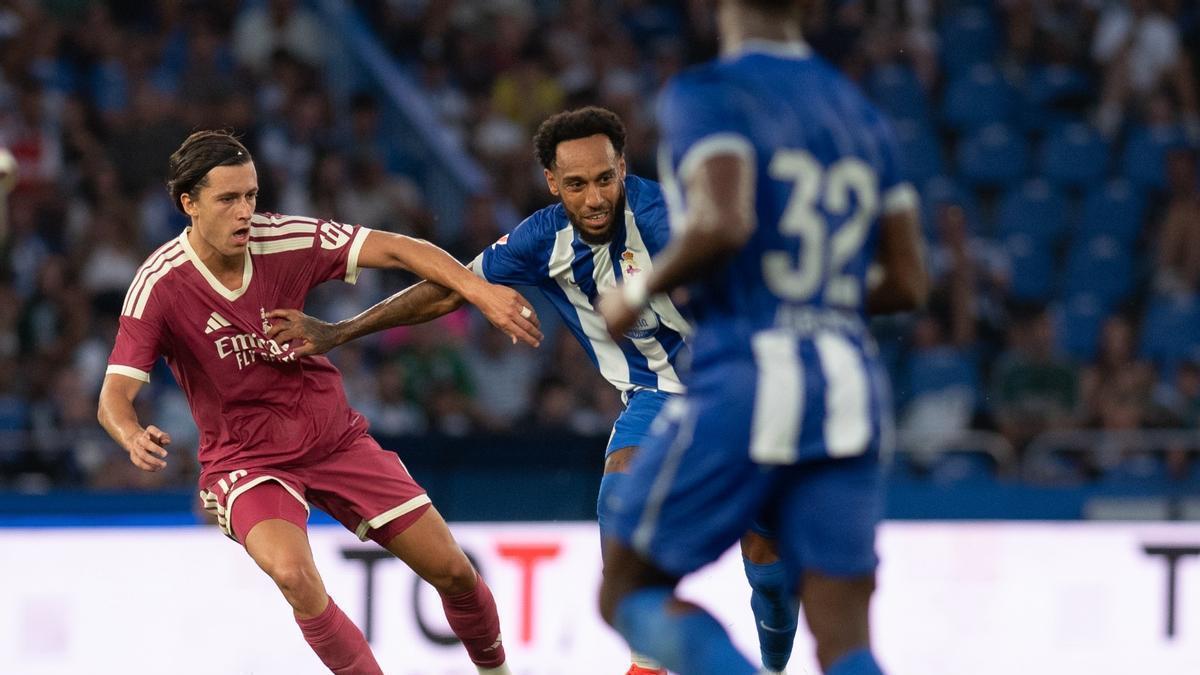 Aubameyang ante Álvaro Carreras