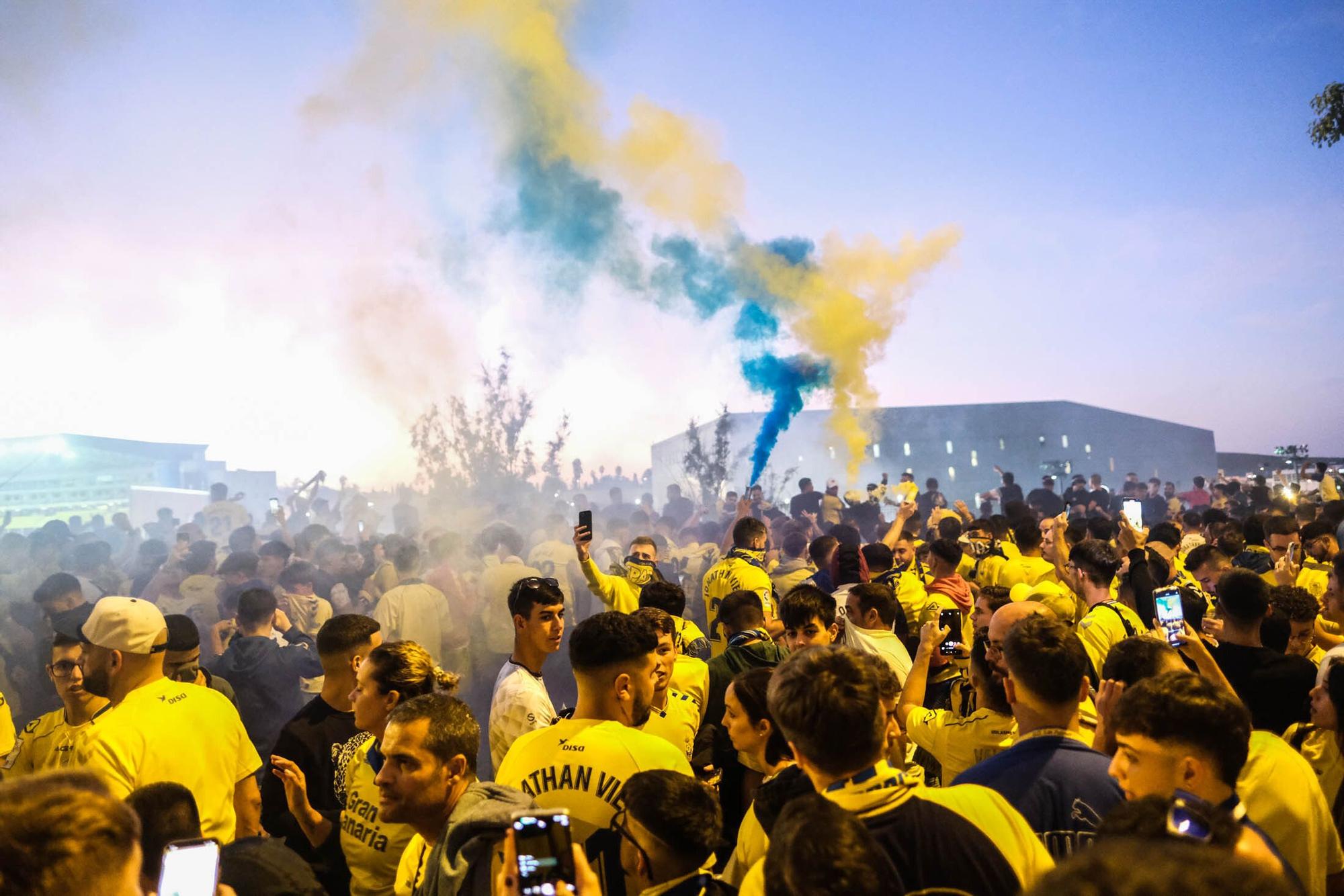 Los aficionados de la UD Las Palmas reciben la guagua con los jugadores antes del derbi