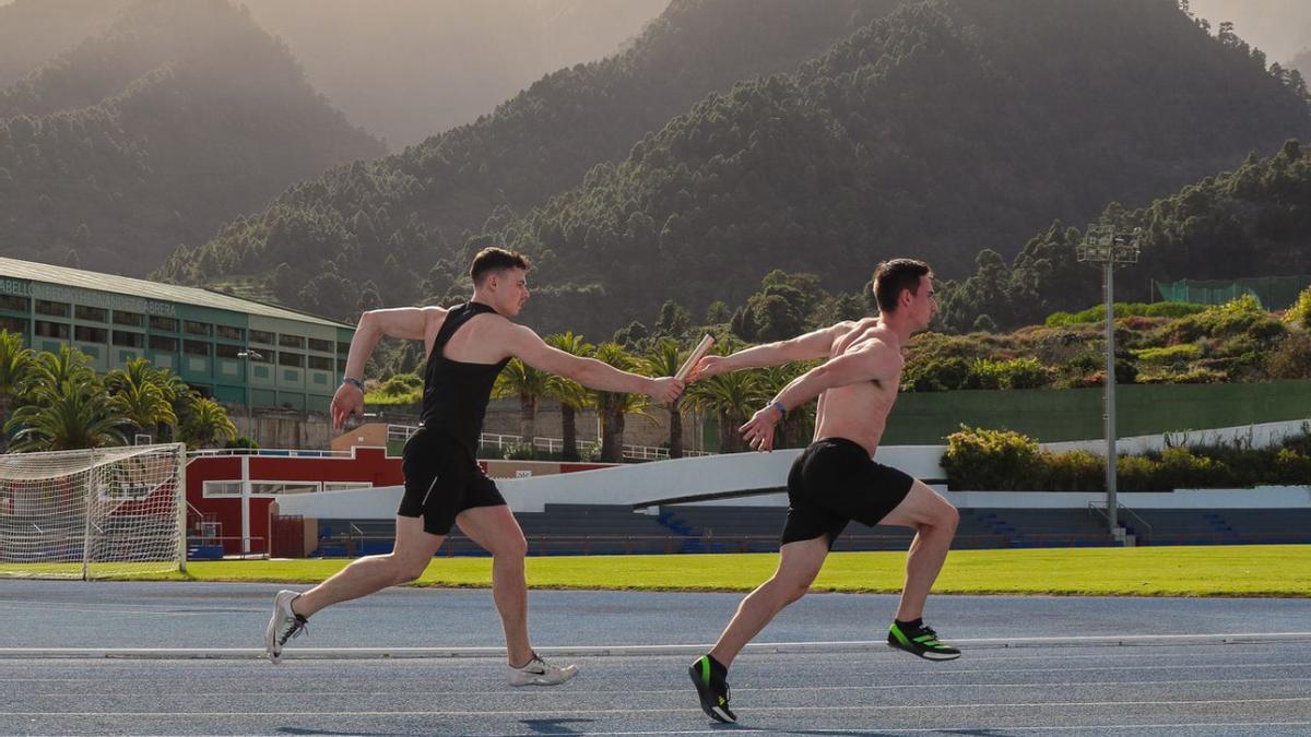Dos atletas se dan el relevo en uno de los entrenamientos llevados a cabo en La Palma.