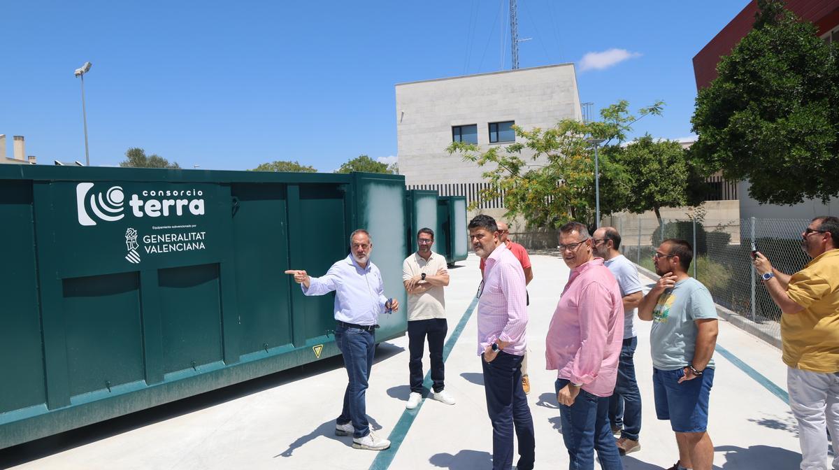 Santiago Román, alcalde de Sant Joan y Nicolás López, concejal de Gestión de Residuos y Medio Ambiente, visitan las instalaciones del ecoparque.